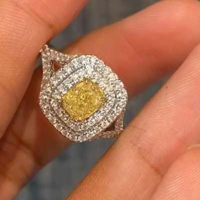  a 1.01ct GIA-certified Natural Light Yellow cushion diamond (Y–Z, VS1) Set in 5.414gms of gold, ring