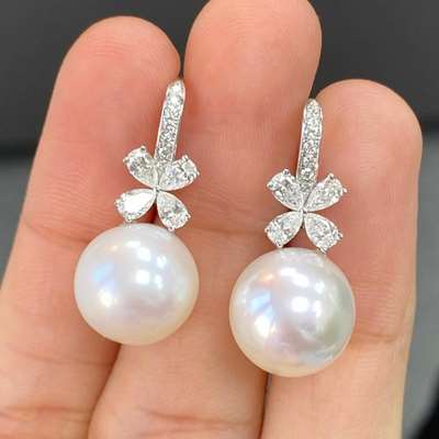 Natural South Sea Pearl with diamond earrings set in 18 K Gold !