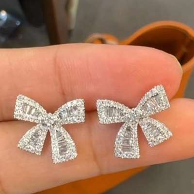 Natural GH SI Diamonds set in 18 K gold earrings