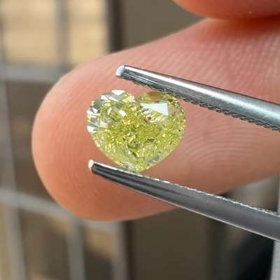 0.51ct heart-shaped charmer GIA’s with An intense greenish-yellow VS1 clarity