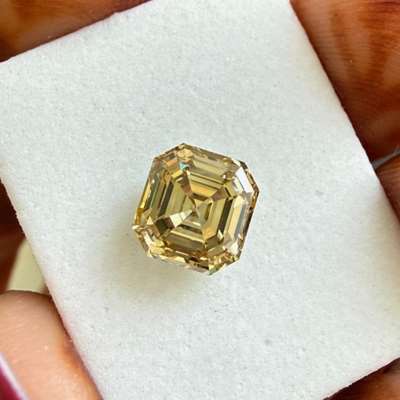 A 1.53ct Asscher cut in that rich yellowish brown shade with VVS2 clarity feels so clean and sharp when you look into it.